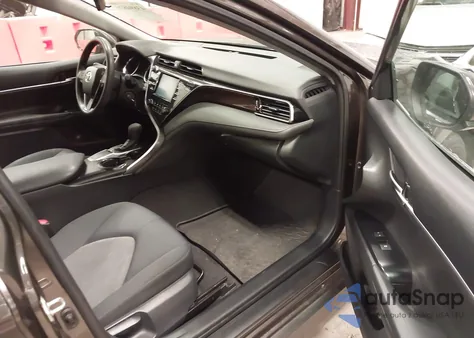 2019 Toyota Camry Le z USA, uszkodzony, nr VIN 4T1B11HKXKU825794